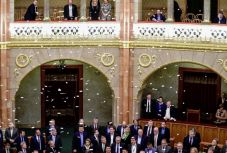 A „rabszolgatörvényről” döntöttek – állt a bál a magyar Országgyűlésben