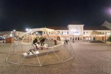 Megrongálták a főtéri ünnepi installációt Sepsiszentgyörgyön