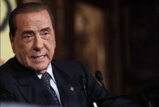 Visszatér Berlusconi, máris erős jóslatokba boscátkozott
