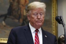 Trump Twitteren tagadja, hogy köze lenne elítélt ügyvédje törvényszegéseihez