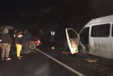 Gyerekeket szállító kisbusz balesetezett, az egyik sofőr élet és halál között van