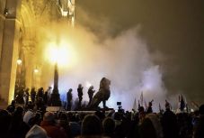 Hajnalig tüntettek Budapesten a  túlóratörvény miatt