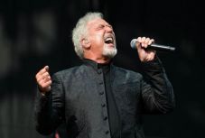 Először jön Erdélybe Tom Jones