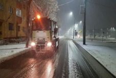 Egyelőre csak csúszásgátlóval szórják az utakat Aradon