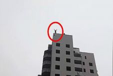 Tizennégy emeletes tömbházról vetette le magát egy 15 éves fiú