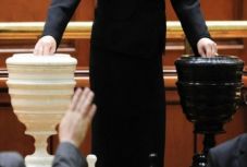 Felolvasták a parlament plénumában a bizalmatlansági indítványt