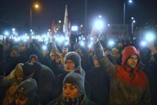 Folytatódik a magyarországi közmédia székháza előtti tüntetés