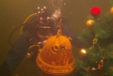 Víz alatt állítottak karácsonyfát a háromszéki búvárok