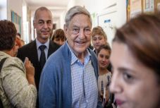 Soros Györgyöt választotta az év emberének a neves lap