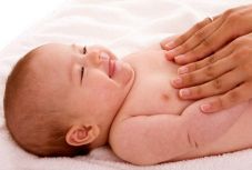 A kisbabák gyengéd simogatása fájdalomcsillapító hatású