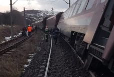 FRISSÍTVE - Százhúsz utast szállító vonat siklott ki Hunyad megyében