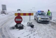 FRISSÍTVE - Lavina miatt leállt a közúti forgalom Petrozsény mellett