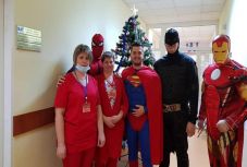 Szuperhős rendőrök ajándékoztak Nagyváradon