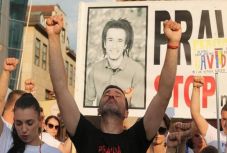 FRISSÍTVE - Bosznia: fia halála miatt szervezett tüntéseket egy férfi, elfogták