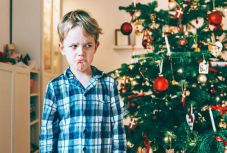 Elégedetlen volt az ajándékokkal, kihívta a rendőrséget a kisfiú