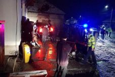 Áttörte a házfalat az autó, a 19 éves sofőr nem élte túl