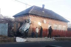 Felmászott a BMW-vel a házra az ittas lány