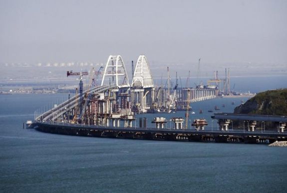 Ukrajna újabb hadihajókkal készül átkelni a Kercsi-szoroson