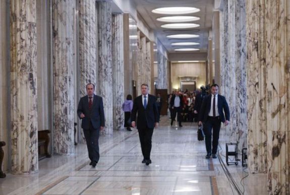 A PSD szerint Johannis „bűnügyi jellegű cinkosságot” vállalt a legfőbb ügyésszel