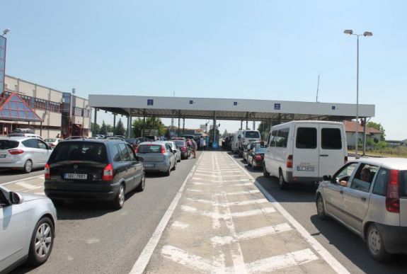 Hosszú kocsisor kígyózik a Szatmár megyei román-magyar határátkelőknél