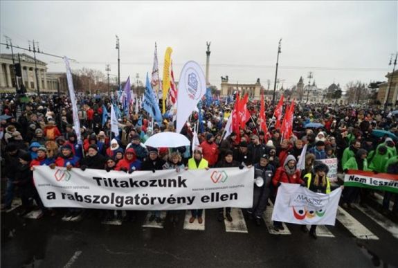 Ismét tüntettek a kormány ellen Budapesten, sztrájk jöhet