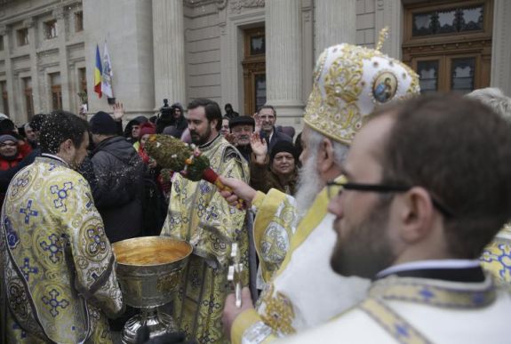 Bukarestben négyen elájultak a vízkereszti szertartáson