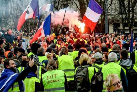 Új törvénnyel fékeznék meg a tüntetéseket Franciaországban