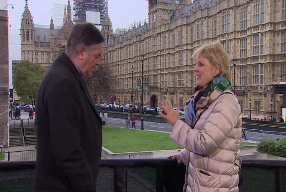 Tüntetők élő interjú közben nácinak neveztek egy EU-párti brit képviselőt