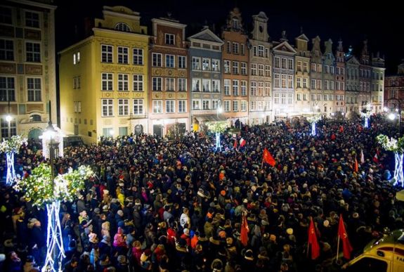 Tízezrek vonultak utcára a gdanski polgármester halála után