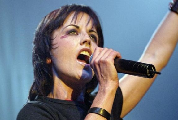 Új dalt adott ki a The Cranberries énekesnőjük halála után egy évvel