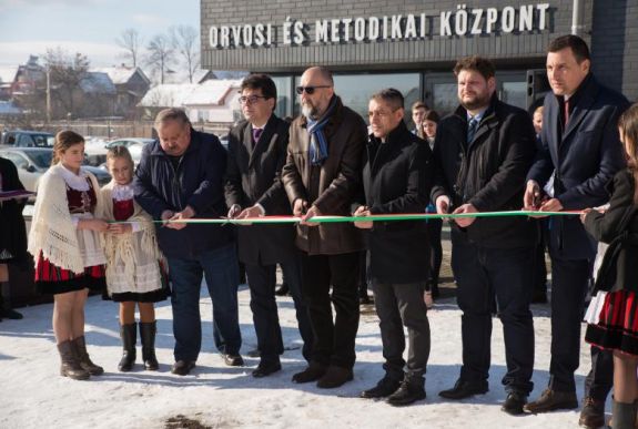 Bejártuk az SZJA most átadott csíkkarcfalvi Orvosi és Metodikai Központját