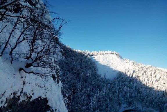 Robbantással tisztítják a bihari utak mentén a havas hegyoldalakat 