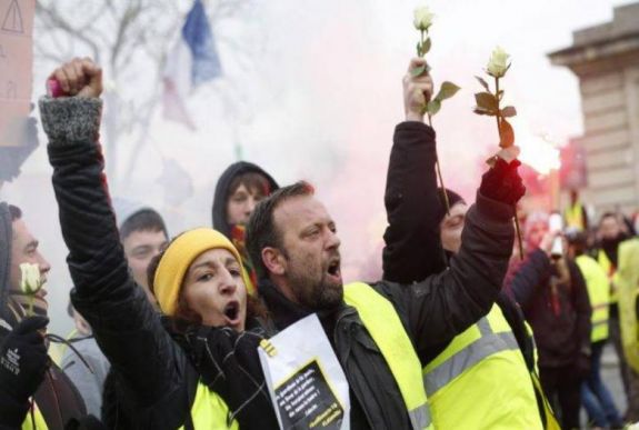 Tizedszer is utcára vonultak a francia sárgamellényesek