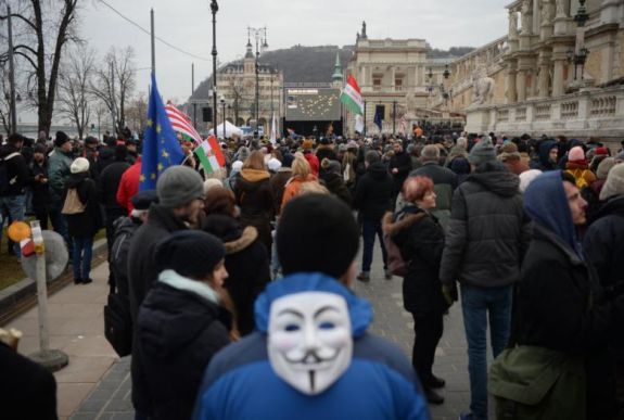 A munka törvénykönyvének módosítása ellen demonstráltak Budapesten