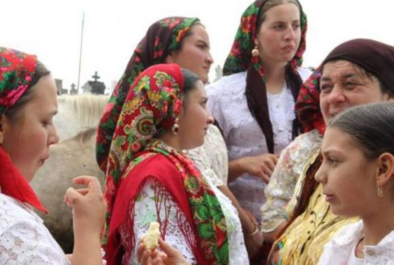 Óriási nyomás nehezedik a szervezett „házasságban” élő roma fiatalokra