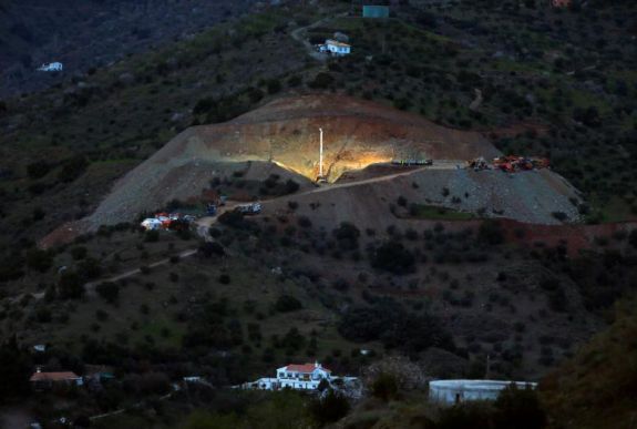 Aggasztóan lassan halad a kútba zuhant spanyol kisfiú mentése
