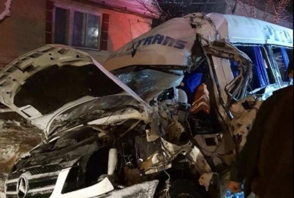 Kisbusz ütközött kamionnal: egy ember meghalt, rengeteg a sérült