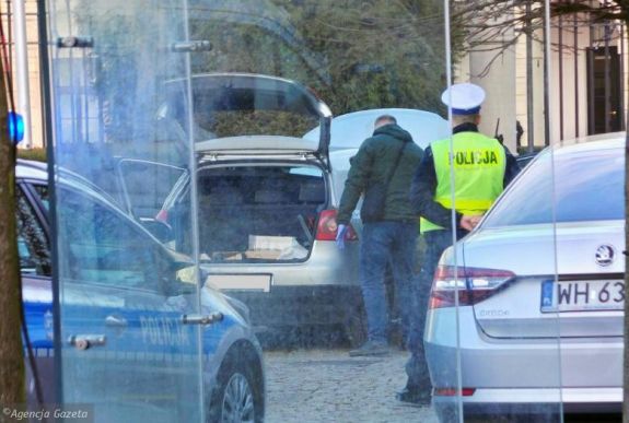 Személykocsi ütközött a varsói államfői palotának