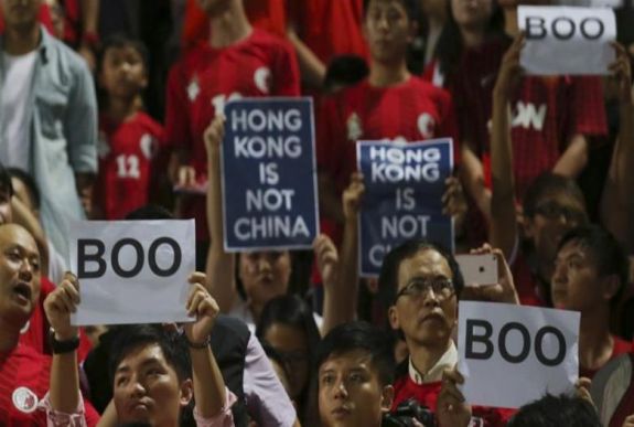 Börtön is járhat a kínai himnusz iránti tiszteletlenségért Hongkongban