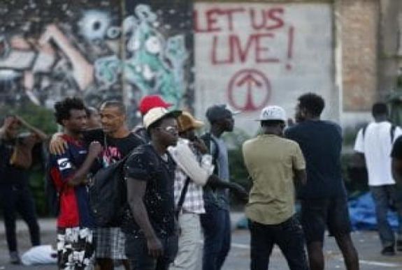 Katonák bevetésével kezdték meg a második legnagyobb olasz menekülttábor felszámolását