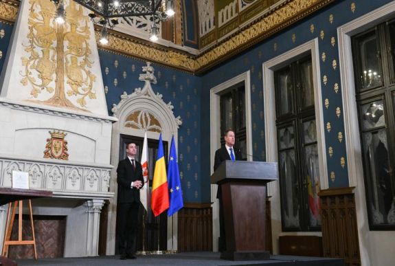 Johannis szerint a kormány veszélybe sodorja az ország jövőjét 