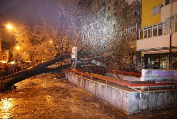 Korcsolyapályává vált az ország déli fele, megbénult a közlekedés