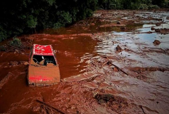 Több száz embert keresnek a brazíliai gátszakadás helyszínén