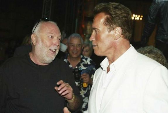 Schwarzenegger búcsúztatja Andy Vajnát a producer budapesti temetésén