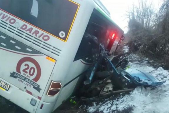 Kettészakította az autót a busz: egy ember meghalt, három megsérült