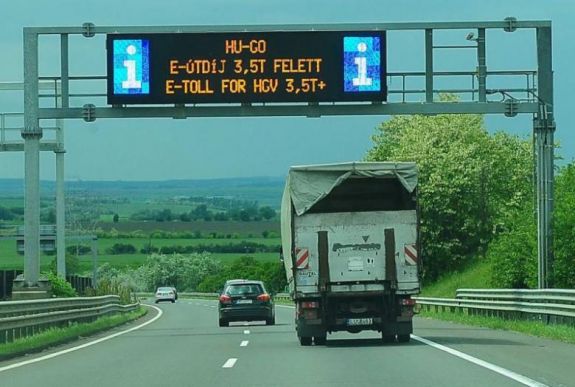 Új kötelezettségeket ró a fuvarozókra a magyarországi e-útdíj rendszer fejlesztése