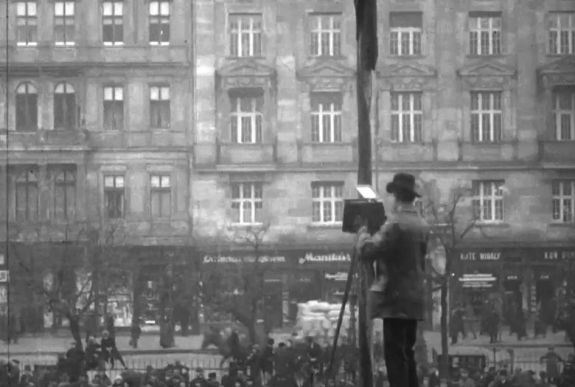 Hatalmas tömeg búcsúzott Ady Endrétől száz évvel ezelőtt Budapesten (VIDEÓ)