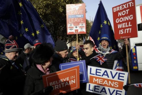 Theresa May a Brexit-tárgyalások újranyitását kéri az EU-tól