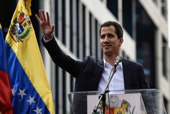 Megtiltották a venezuelai önjelölt elnöknek, hogy elhagyja az országot