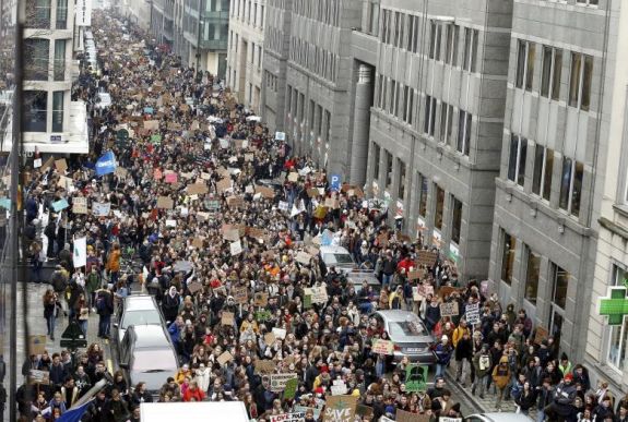 Fiatalok tízezrei tüntettek a klímaváltozás elleni küzdelem fokozásáért Belgiumban